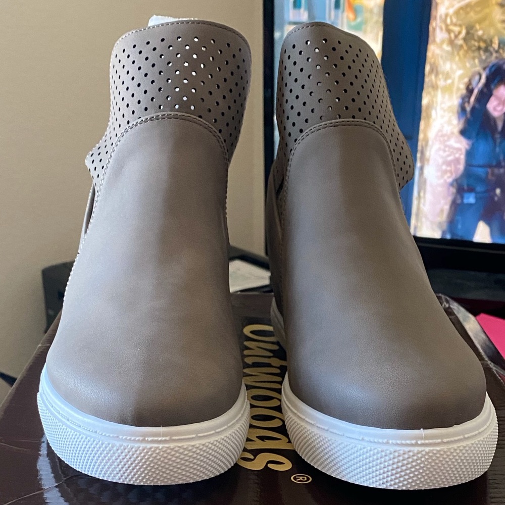 Cute size 8 gray wedges